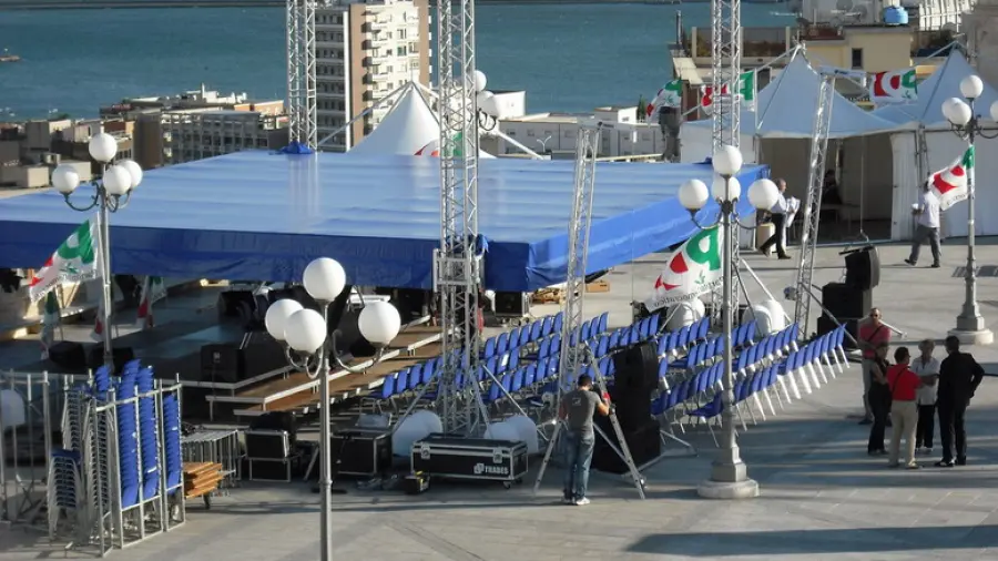 Tensostrutture a vela e tendoni per feste ed eventi